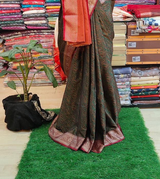 Elegant Banarasi Silk Jamewar Saree with Contrast Border & Blouse Piece